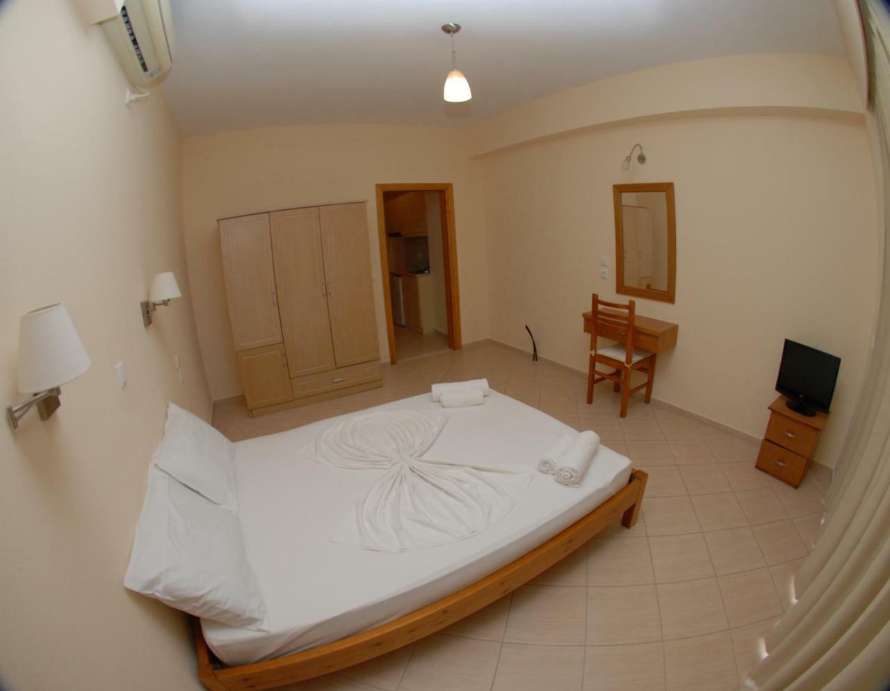 Nikos Hotel And Apartments Sarande Exterior photo